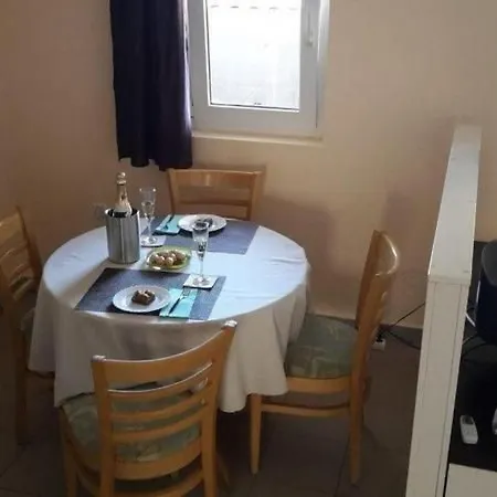 In Mit Grosser Terrasse By Interhome 아파트